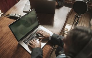 Eine Person arbeitet an einem Laptop.