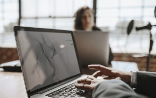 Zwei Personen arbeiten in einem Büro.