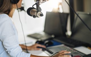 Eine Frau nimmt eine Radiosendung auf.