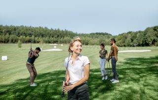 Eine Gruppe von Personen spielt gemeinsam Golf.