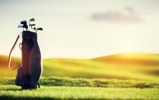 Golfkit steht auf einem Golfplatz.