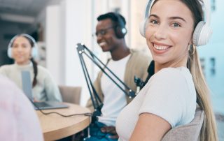 Mehrere Personen nehmen einen Podcast auf.