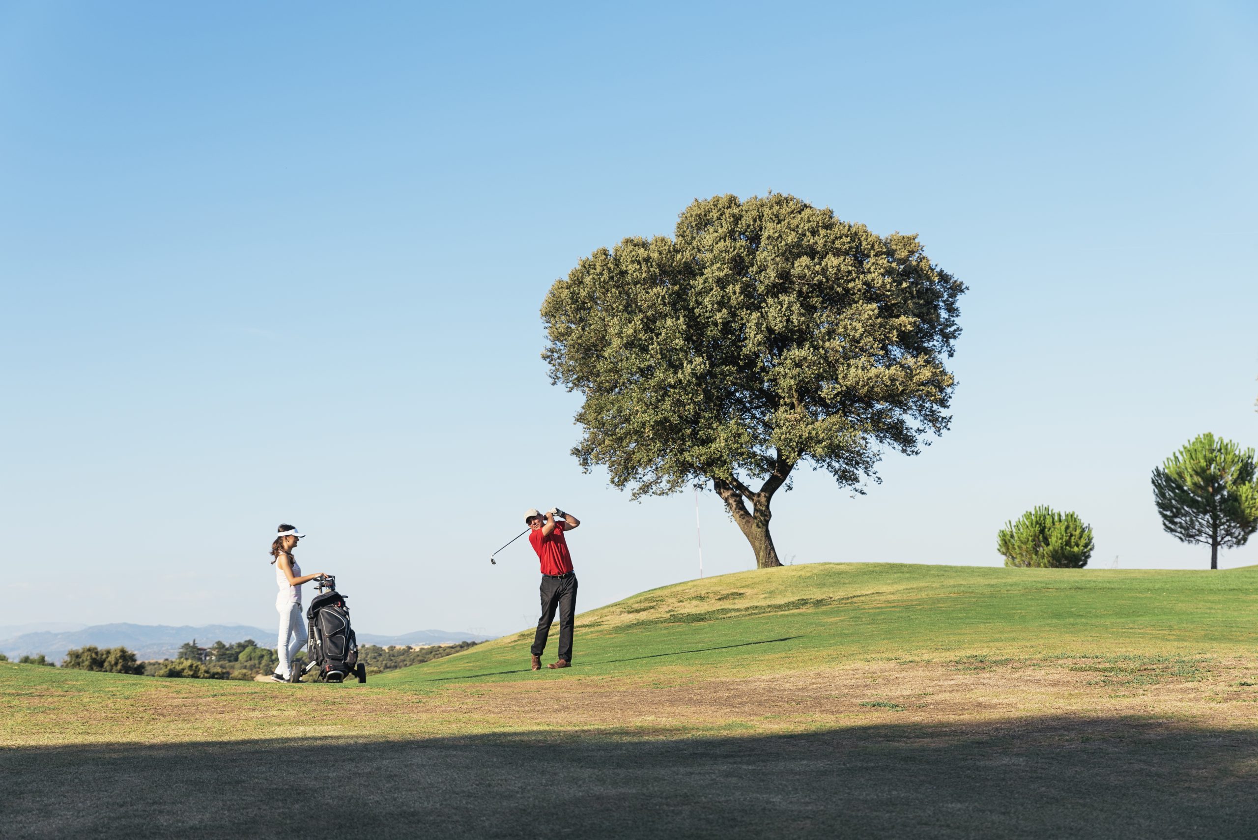 Zwei Personen spielen Golf.