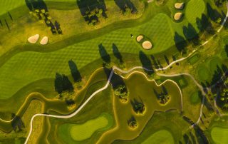 Golfplatz aus der Vogelperspektive.