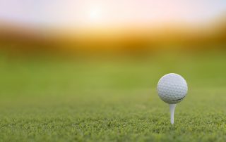 Golfball auf einem Golfplatz.