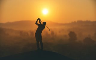 Golfer bei Sonnenuntergang.