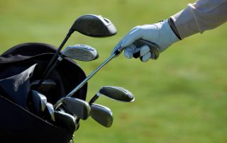 Golfschläger in einer Tasche.