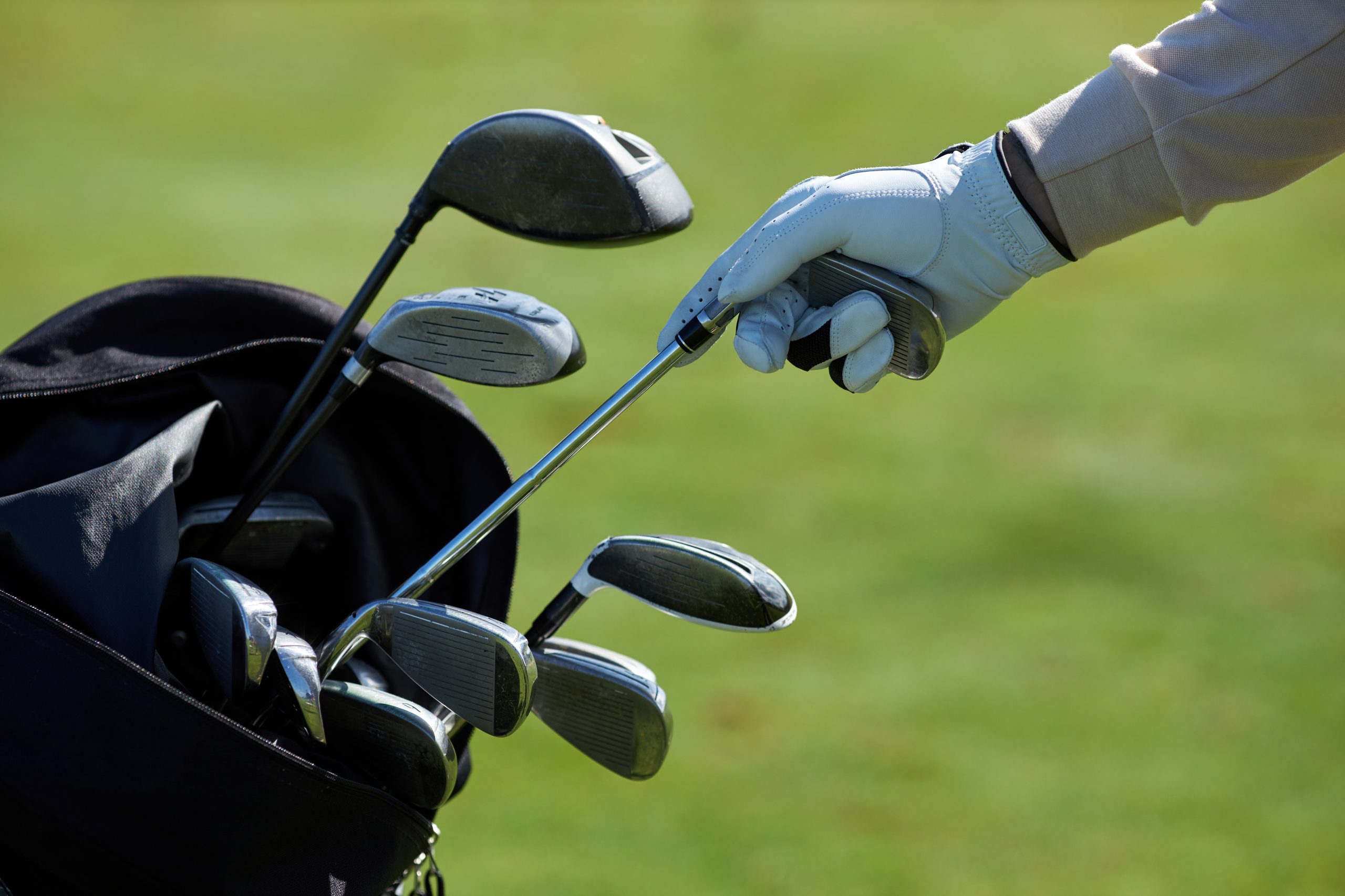 Golfschläger in einer Tasche.